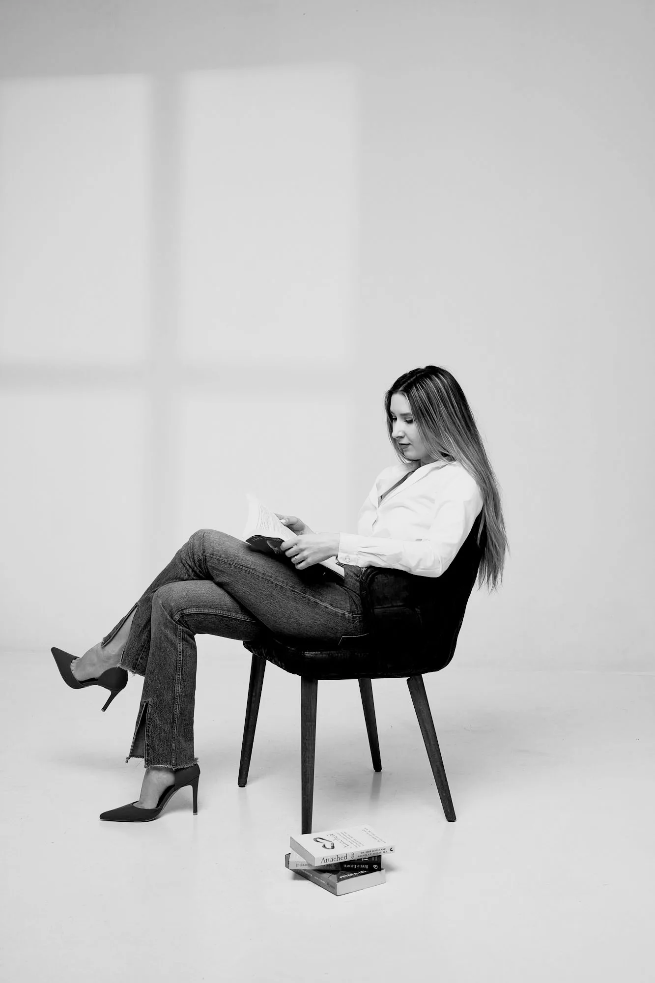 Portret editorial al Alexandrei Blăniță într-un interior liniștit